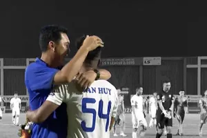 Dù đã chủ động giảng hòa và xin lỗi nhau, nhưng HLV Hiền Vinh vẫn không thoát án kỷ luật từ VFF. Ảnh: On Sports.