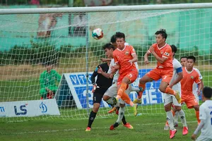 Một pha sóng gió trước khung thành đội An Giang. Ảnh: DŨNG PHƯƠNG