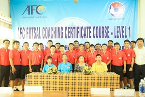 Đại diện VFF, giảng viên cùng các HLV tham gia khóa học chụp ảnh lưu niệm.