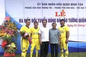 Hai anh em Võ Hoàng Tân và Võ Hoàng Bửu cùng lãnh đạo Phòng VH-TT Bình Tân, CLB tại lễ ra mắt