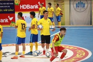 Thầy trò đội Kardiachain SG trên sân tập