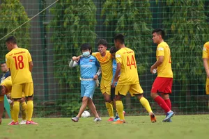Minh Bình bị chấn thương trong trận đấu tập nội bộ. Ảnh: MINH HOÀNG