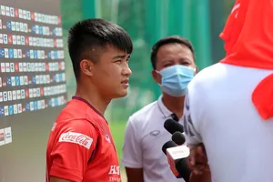 Tiền vệ Đặng Văn Lắm trong buổi trao đổi thông tin cùng giới truyền thông. Ảnh: MINH HOÀNG