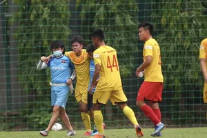 Tiền đạo Lê Minh Bình bị chấn thương trong trận đấu tập. Ảnh: MINH HOÀNG 