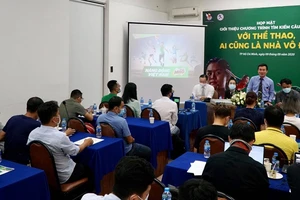 Ông Dương Vũ Thông, Phó Chủ tịch Hội nhà báo TPHCM phát biểu, chia sẻ tại buổi họp báo