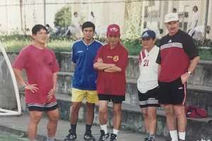 HLV A.Riedl cùng các cộng sự Dương Ngọc Hùng, Mai Đức Chung, Phạm Huỳnh Tam Lang và Phan Anh Tú (từ trái sang) vào năm 2000. Ảnh: QUỐC CƯỜNG