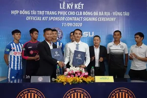 Đại diện CLB BR-VT và nhãn hàng Masu chụp ảnh kỷ niệm sau buổi ký hợp đồng. Ảnh: DŨNG PHƯƠNG