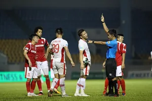 Thắng trận nhưng Vietetl bị 2 thẻ đỏ (2 vàng) của Khắc Ngọc và Văn Hào. Ảnh: MINH HOÀNG