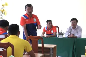 Toàn đội họp trước buổi tập cuối tuần