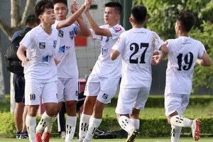 Niềm vui của các cầu thủ học viện Nutifood sau trận thắng thứ 2 liên tiếp