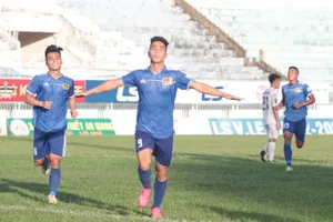 Trần Thành ghi cả 2 bàn trong chiến thắng 2-1 của Huế trên sân Long Xuyên. Ảnh: Hữu Thành