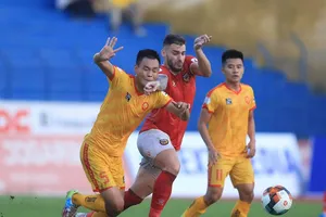 SLNA và Hà Tĩnh cùng còn hy vọng tranh vào tốp 8