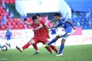 Cuộc so tài bất phân thắng bại giữa hai đội tại giai đoạn 1. Ảnh: BFFC