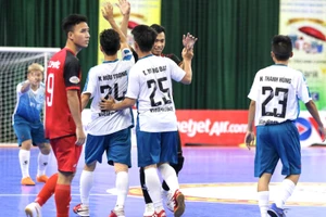 Niềm vui của các cầu thủ Vietfootball sau chiến thắng đầu tiên 