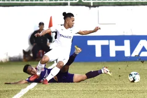 Hồng Duy đi bóng qua hậu vệ Sài Gòn FC. Ảnh: ANH TIẾN