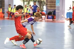 Cuộc so tài giữa đội Lê Bảo Minh (áo đỏ) và Lý Nguyễn. Ảnh: DŨNG PHƯƠNG 