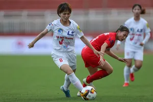 Đội Hà Nội I (áo đỏ) thắng dễ Hà Nội II. Ảnh: DŨNG PHƯƠNG