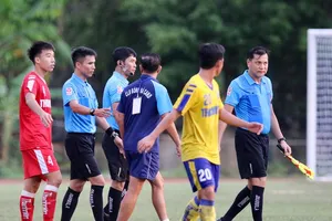 Một thành viên đội CAND phản ứng trọng tài 