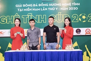 Đại diện các đội tại phần bốc thăm 