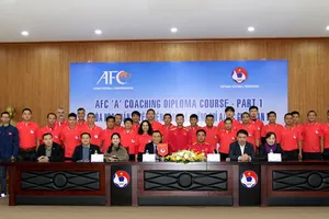 Lãnh đạo VFF chụp ảnh lưu niệm cùng các học viên tham dự khóa học