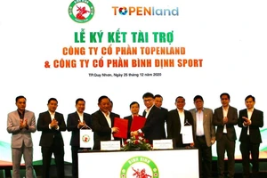 CLB Bình Định nhận được tiền tài trợ 300 tỷ đồng cho 3 mùa từ Topeland và Hưng Land. Ảnh: DŨNG PHƯƠNG
