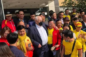 Người hâm mộ CLB Thanh Hóa đón ông Petrovic tại khách sạn sau khi hoàn tất 14 ngày được cách ly y tế