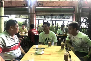 Ông Dương Ngọc Hùng cùng hai tân binh của Topenland Bình Định là Thanh Hào và Tấn Tài. Ảnh: Anh Trần 