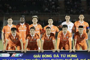 Topenland Bình Định có danh hiệu đầu tiên kể từ ngày thăng hạng. Ảnh: Dũng Phương 