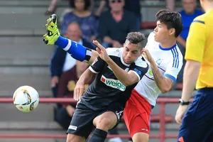 Trung vệ Kim Dong-su (áo trắng)