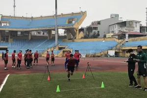 Các trọng tài trong phần kiểm tra thể lực