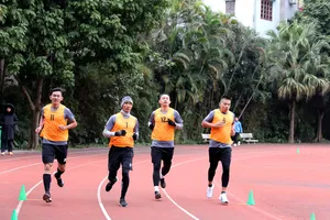 Các trọng tài trong bài kiểm tra thể lực 