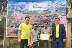 Lãnh đạo Công ty Đại Đông Hồ cùng những người bạn đã có chuyến đi thiện nguyện tại miền Trung