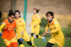 Chương Thị Kiều cùng các đồng đội trên sân tập