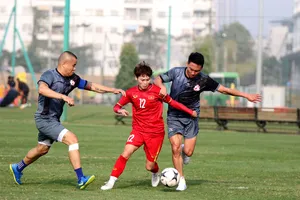 Hải Yến trong nỗ lực tranh bóng cùng các đàn anh cựu tuyển thủ 