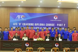 Các học viên chụp hình lưu niệm cùng giảng viên, lãnh đạo VFF