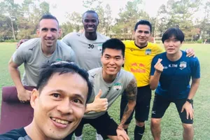 HLV Kiatisak củng các học trò trong buổi tập duy trì tại Hàm Rồng 