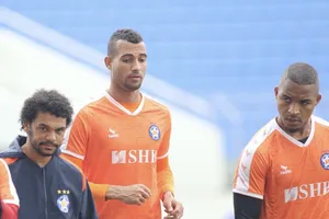 Gustavo (bìa trái).