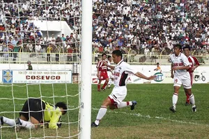 Kiatisak đối đầu thủ môn Trần Minh Quang trong trận đấu đầu tiên giữa hai đội kể từ khi HAGL thăng hạng năm 2003. Ảnh: QUỐC CƯỜNG 