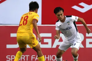 Sự ổn định của Văn Toàn đang làm HLV Kiatisak an tâm cho hàng công. Ảnh: VPF