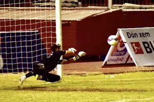 Thanh Vũ đẩy được quả phạt 11m của Thanh Bình. Ảnh: DƯƠNG THU