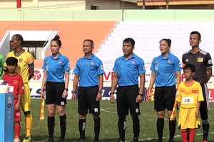 Hai trợ lý trọng tài nữ trong trận Đắk Lắk - Huế