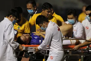 Hùng Dũng dính chấn thương nặng được đưa thẳng đi bệnh viện. Ảnh: NGUYỄN HOÀNG