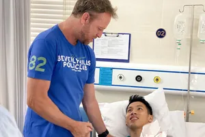 HLV Polking (CLB TPHCM) đến bệnh viện thăm Hùng Dũng vào trưa 24-3