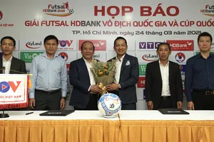 Lãnh đạo VOV trao tặng hoa cho nhà tài trợ tại lễ ký hợp đồng chiều 24-3. Ảnh: HOÀNG HÙNG