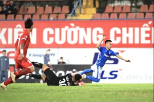 Tình huống phạm lỗi của Văn Toản dẫn đến quả phạt 11m cho đội khách vào cuối trận. Ảnh: MINH HOÀNG