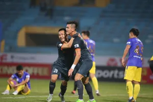 Văn Vũ và Tiến Linh, hay chân sút hàng đầu của đội khách. Ảnh: BFC