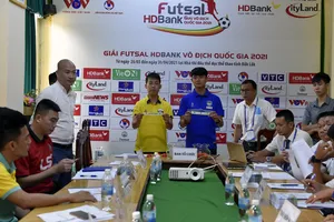 Đại diện các đội tại buổi họp kỹ thuật, bốc thăm ngày 8-4