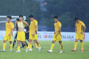 Nỗi thất vọng của các cầu thủ Quảng Nam sau trận đấu. Ảnh: Đ.C