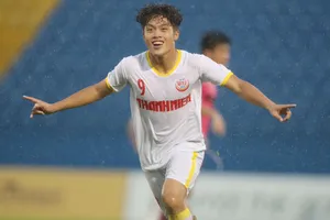 Quốc Việt tiếp tục tỏa sáng với cú đúp vào lưới Sài Gòn