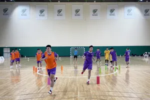 ĐT futsal và trong buổi tập làm quen sân thi đấu vào tối 21-5. Ảnh: ANH TRẦN